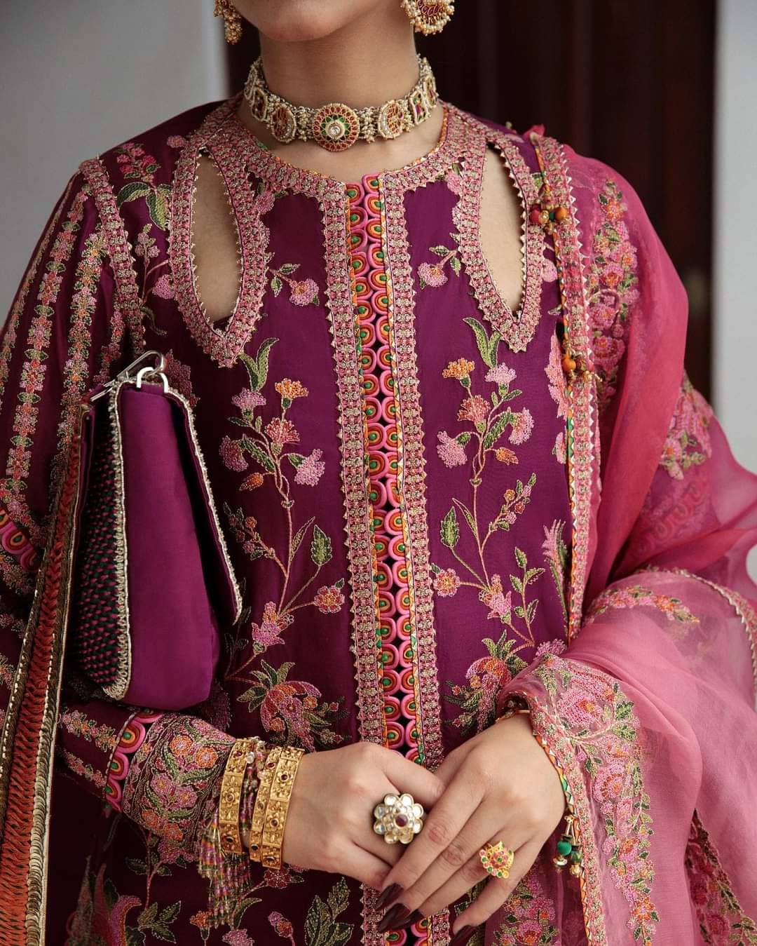 img_hussain_rehar_roshan_luxury_lawn_23_awwal_boutique