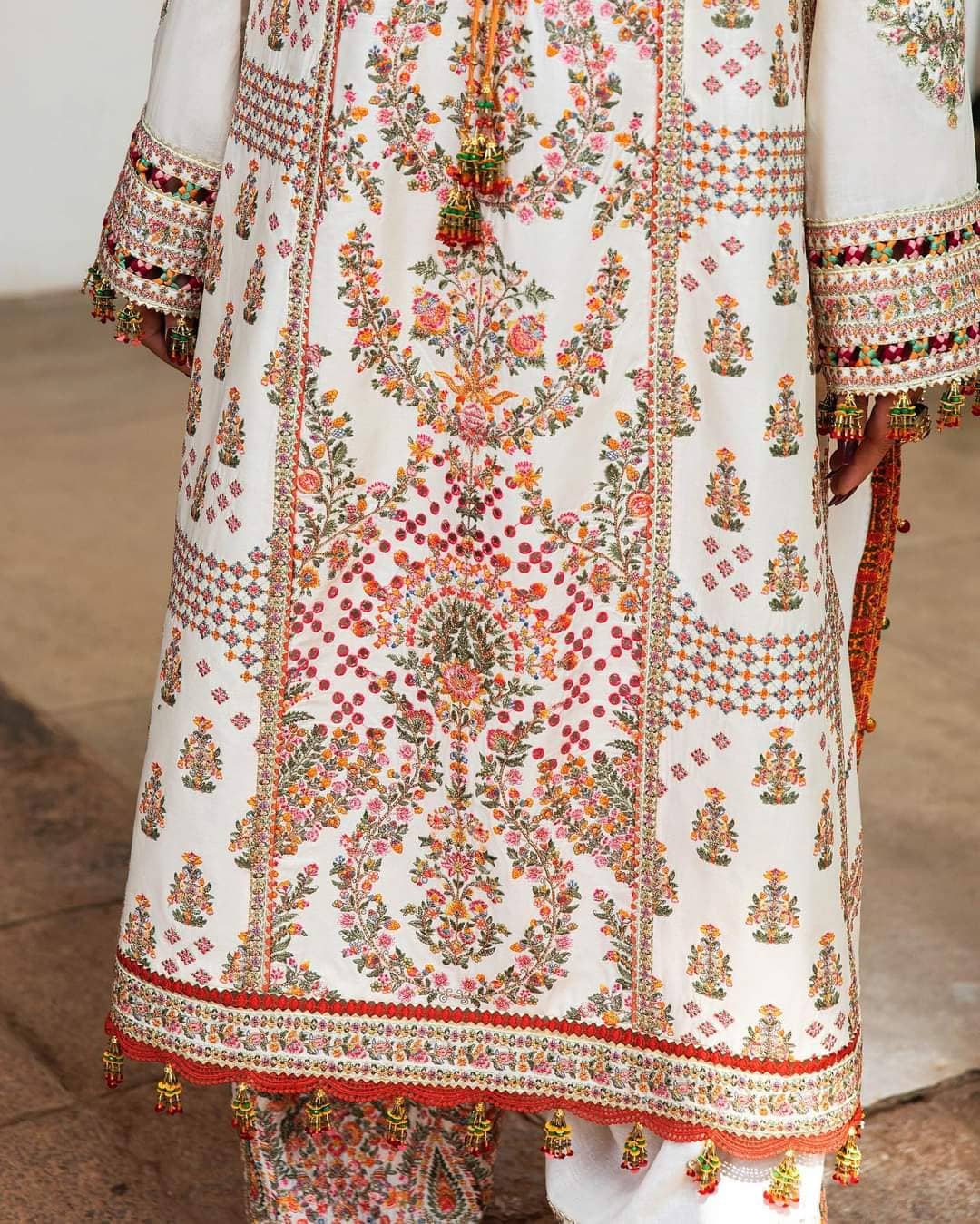 img_hussain_rehar_roshan_lawn_23_awwal_boutique