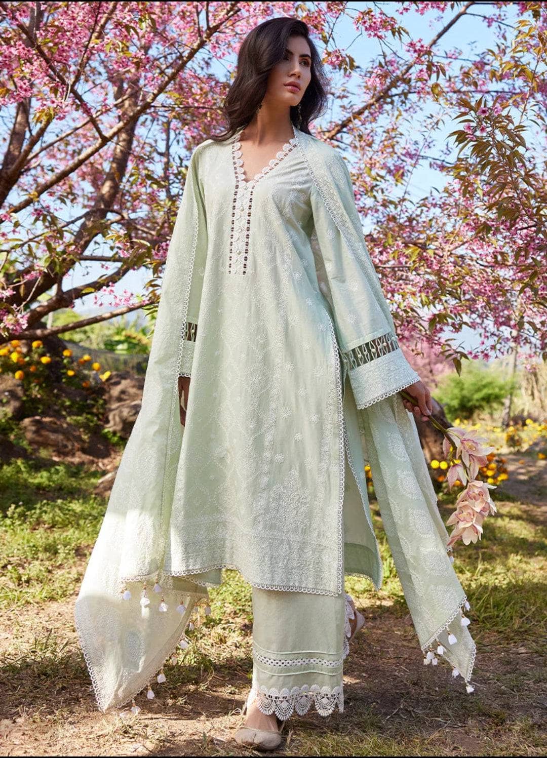 Img_image_lawnkari_23_awwal_boutique