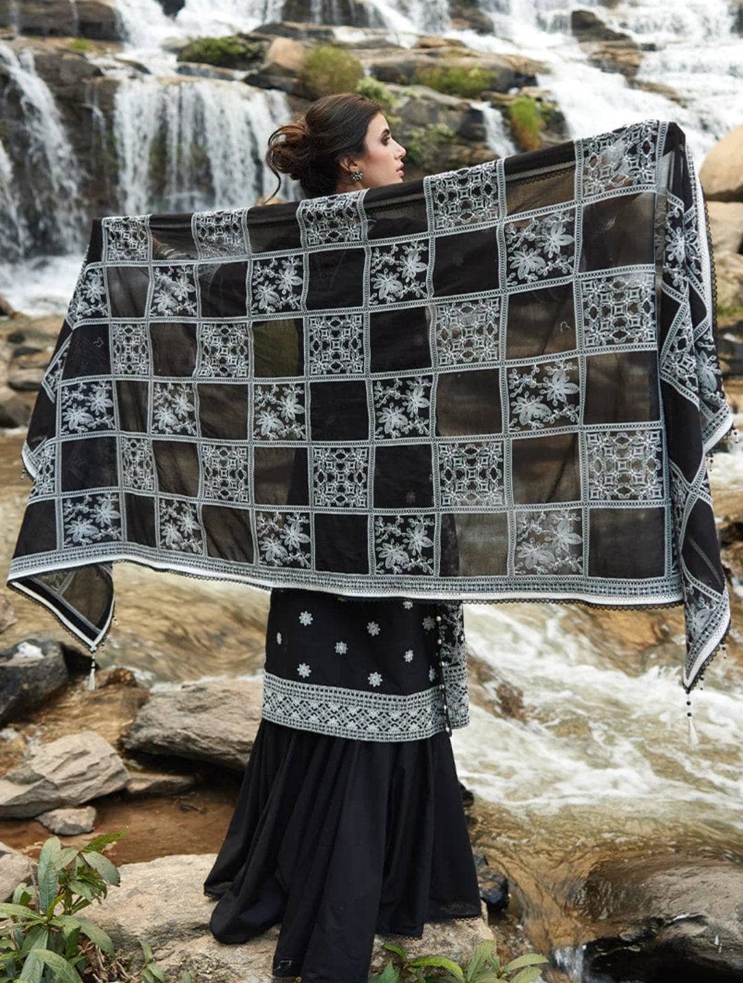 Img_image_lawnkari_lawn_23_awwal_boutique