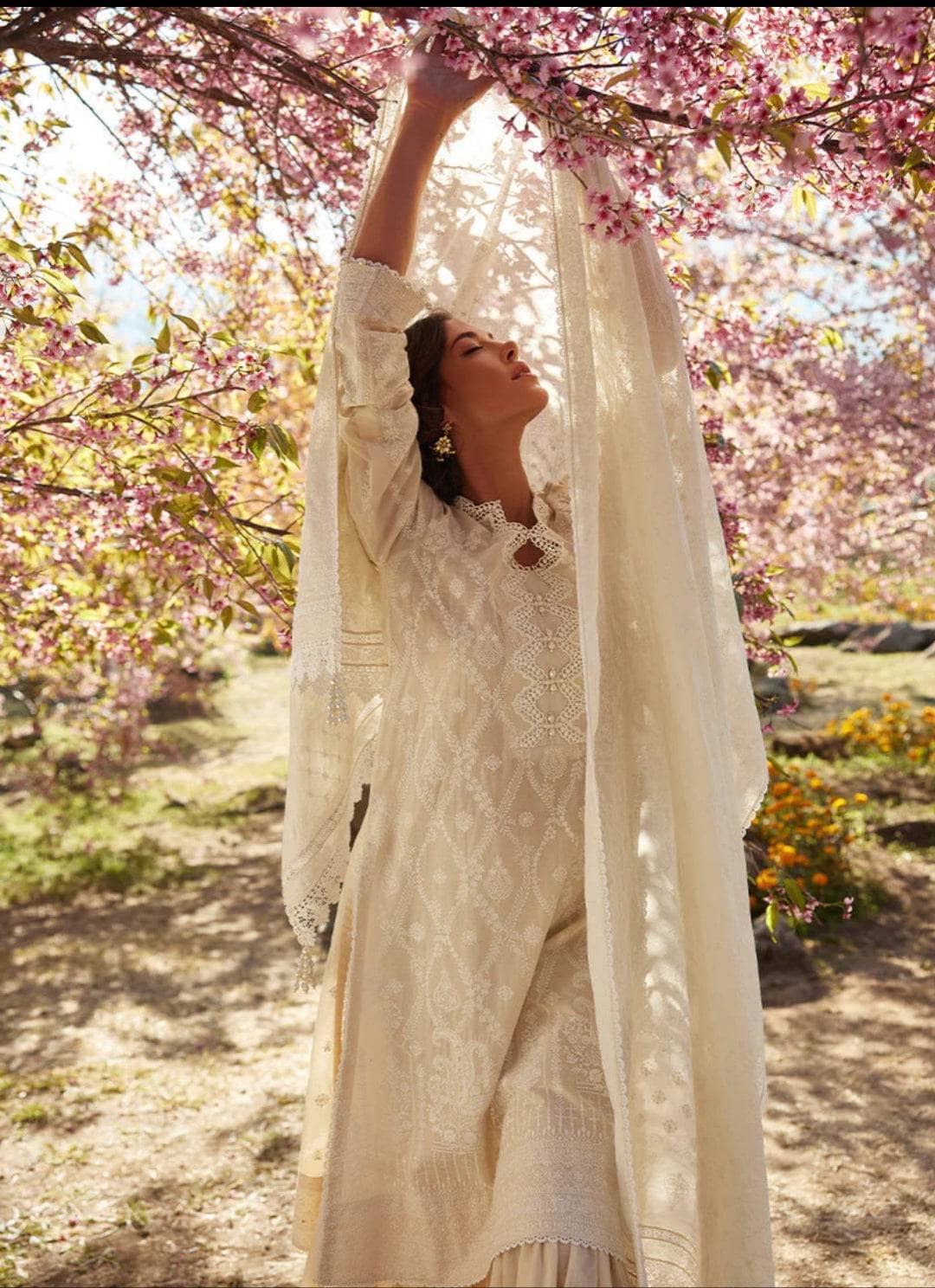 Img_image_lawnkari_lawn_23_awwal_boutique