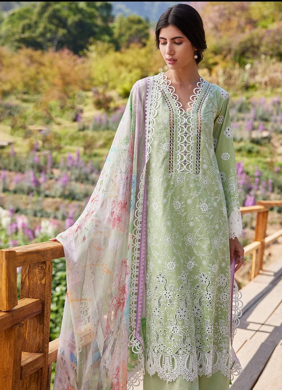 Img_image_lawnkari_23_awwal_boutique