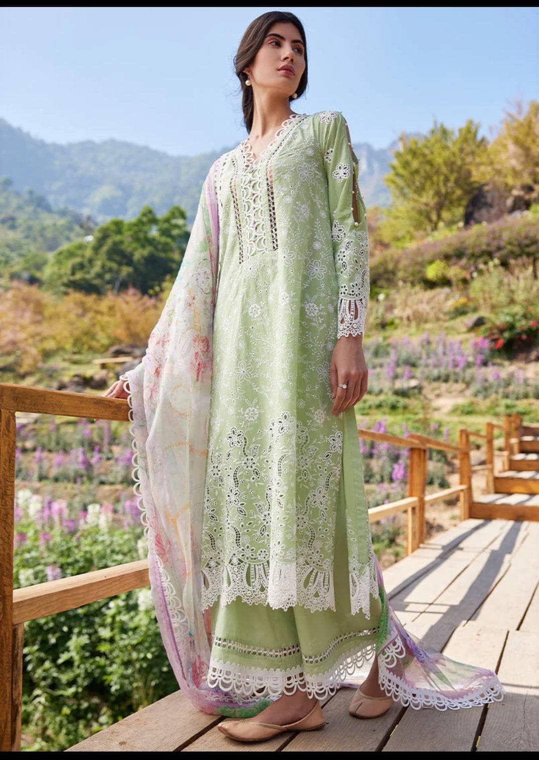 Img_image_lawnkari_23_awwal_boutique