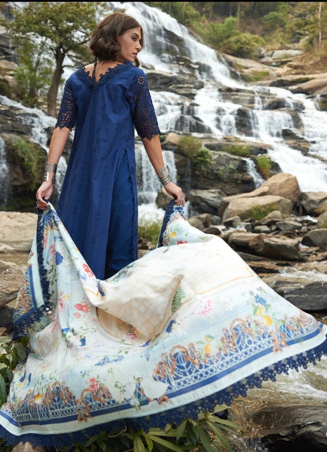 img_image_lawnkari_lawn_23_awwal_boutique