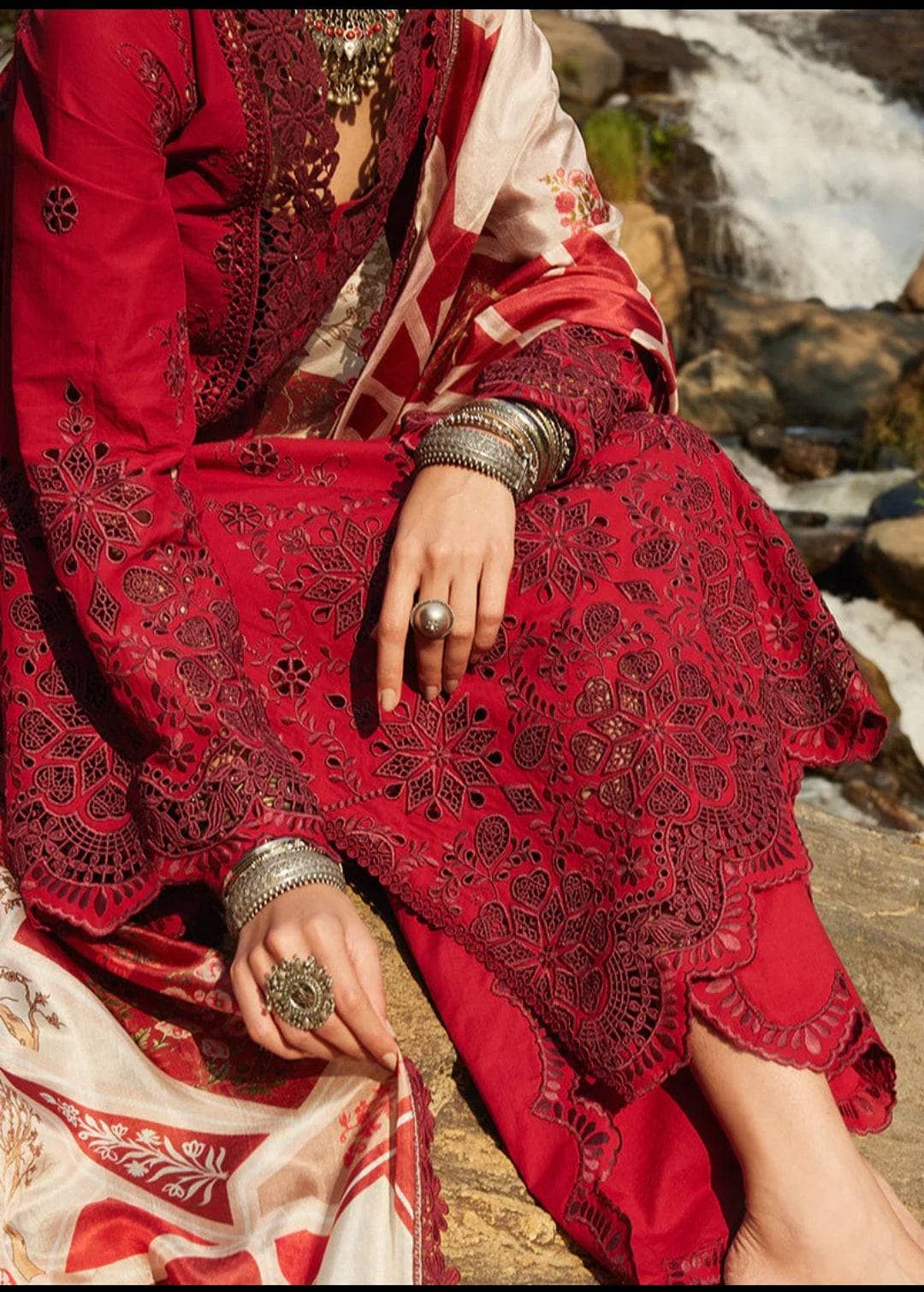 img_image_lawnkari_lawn_23_awwal_boutique