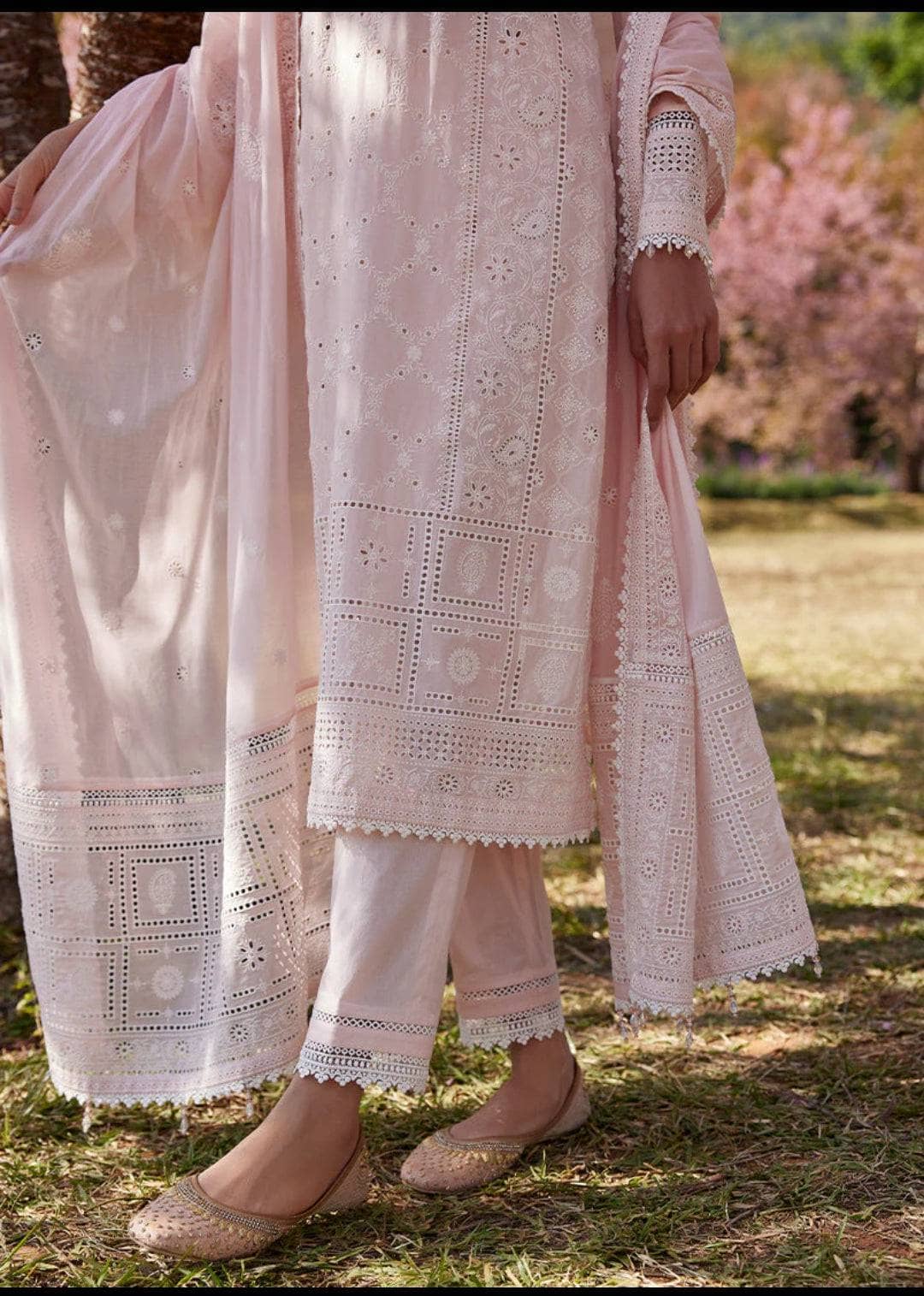 img_image_lawnkari_lawn_23_awwal_boutique