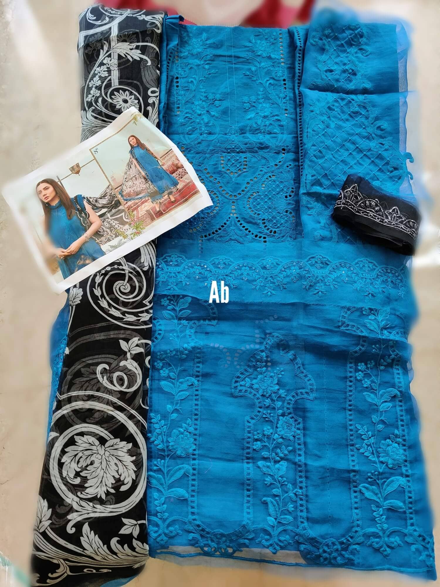 img_maria_b_lawn_22_awwal_boutique