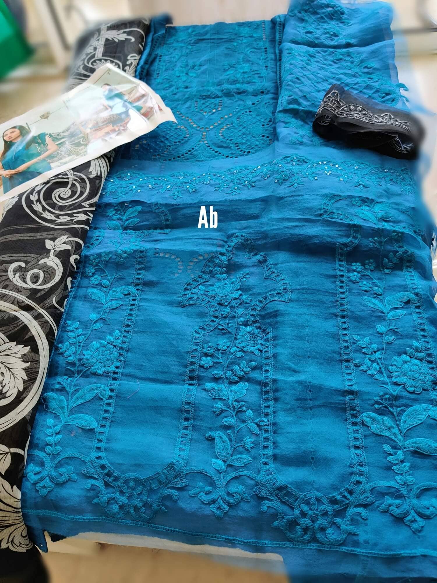 img_maria_b_lawn_22_awwal_boutique