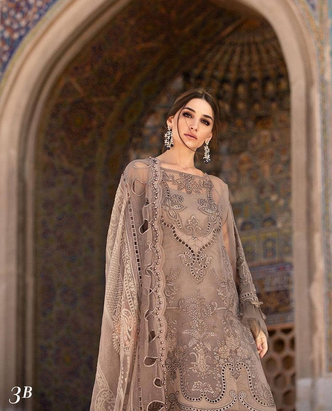 img_maria_b_eid_lawn_23_awwal_boutique
