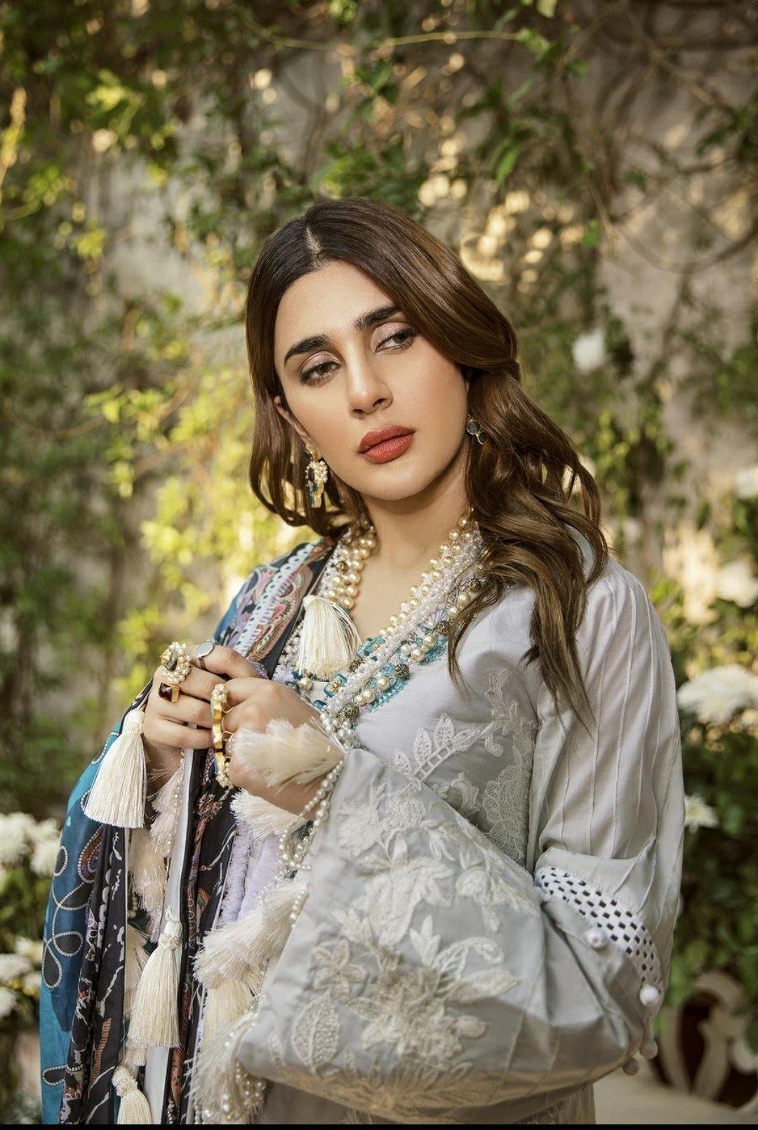 img_maryam_hussain_lawn_collection_awwal_boutique