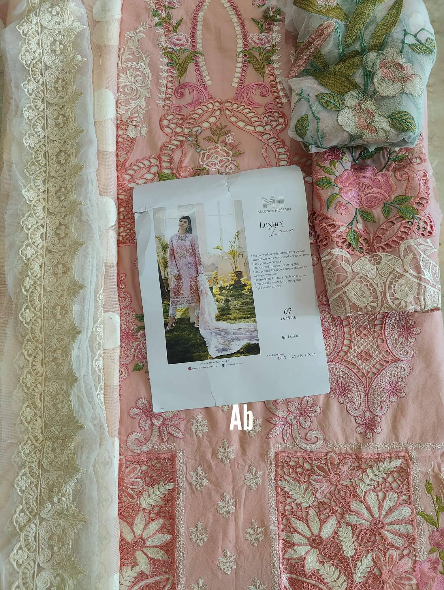 img_maryam_hussain_lawn_22_awwal_boutique