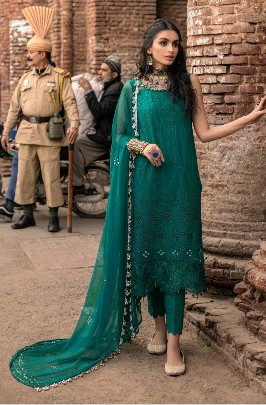 img_nureh_bazar_with_mukesh_dupatta_awwal_boutique