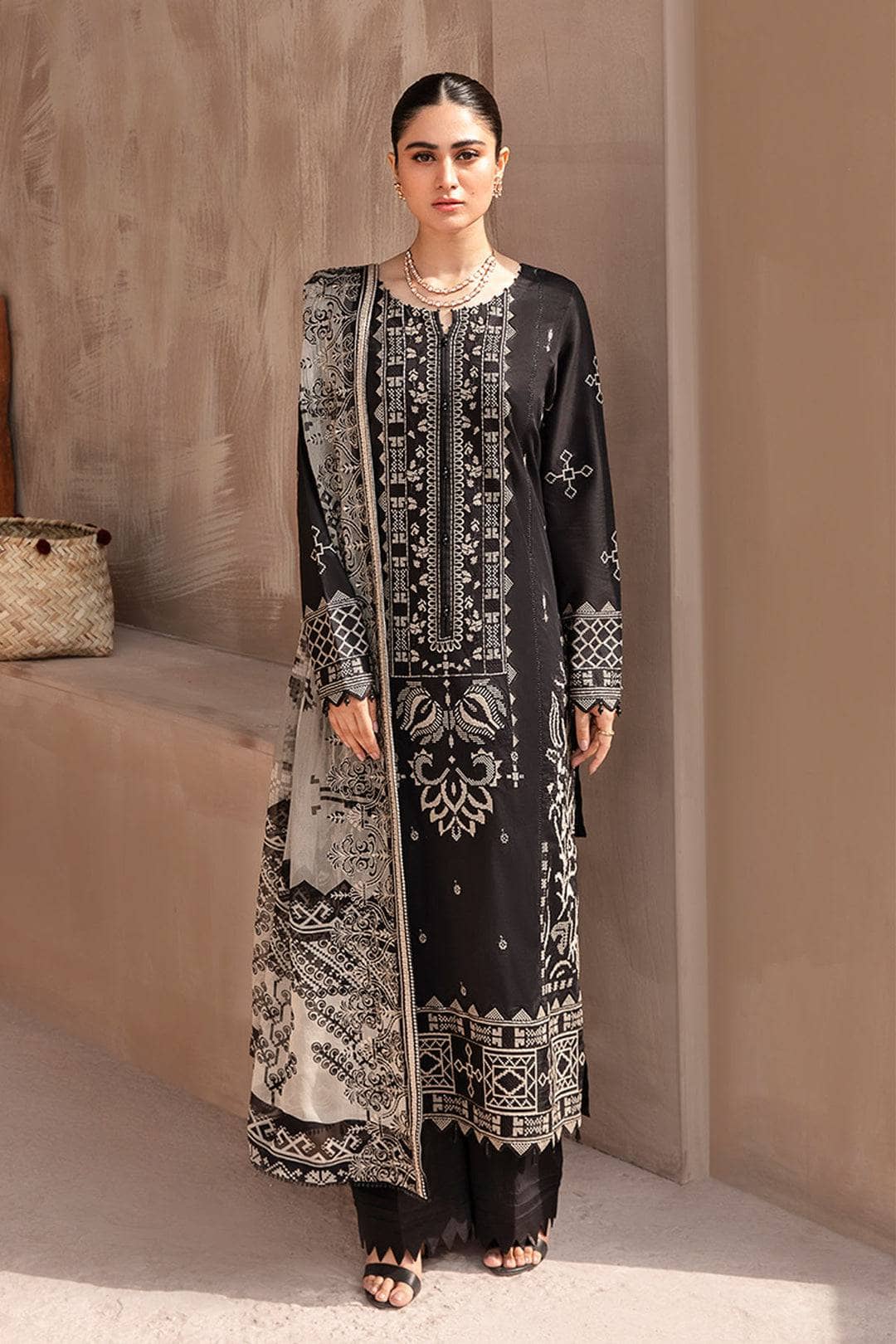 img_Nureh_koyal_monochrome_awwal_boutique