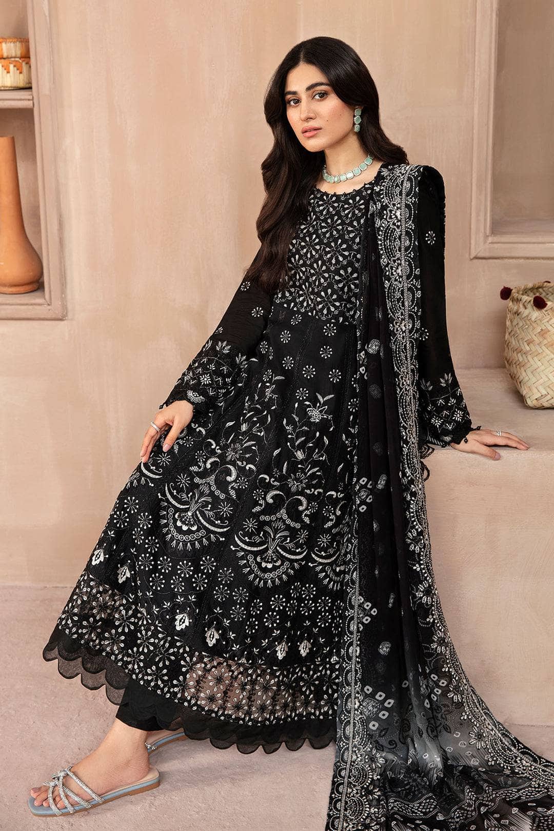 img_Nureh_koyal_monochrome_awwal_boutique