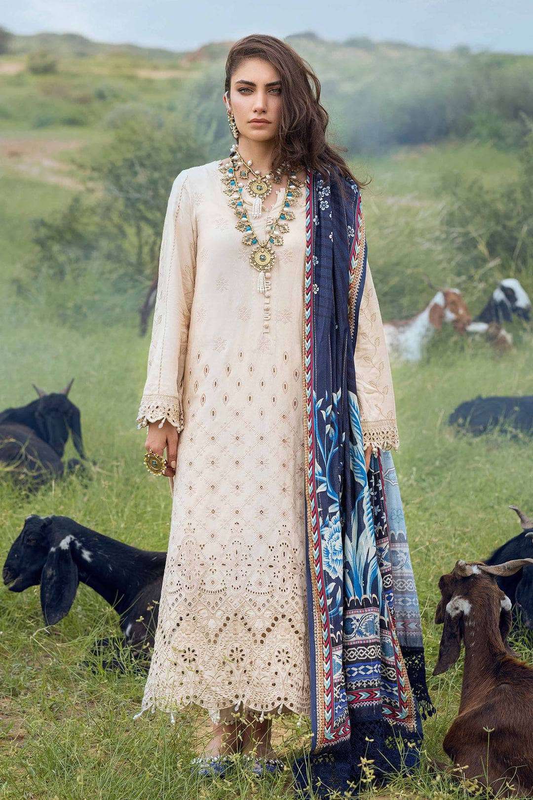 img_nureh_heerni_linen_awwal_boutique