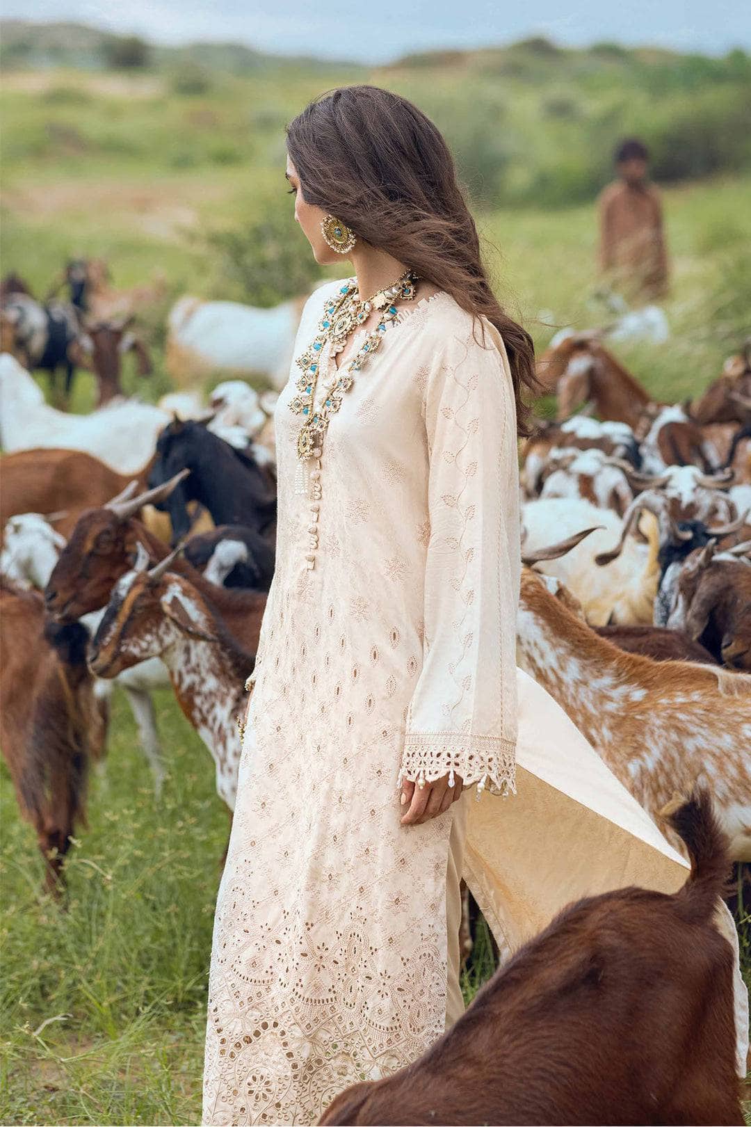 img_nureh_heerni_linen_awwal_boutique