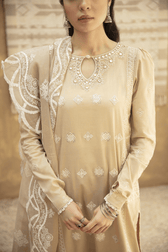 img_q_line_by_qalamkar_luxury_lawn_2021_awwal_boutique