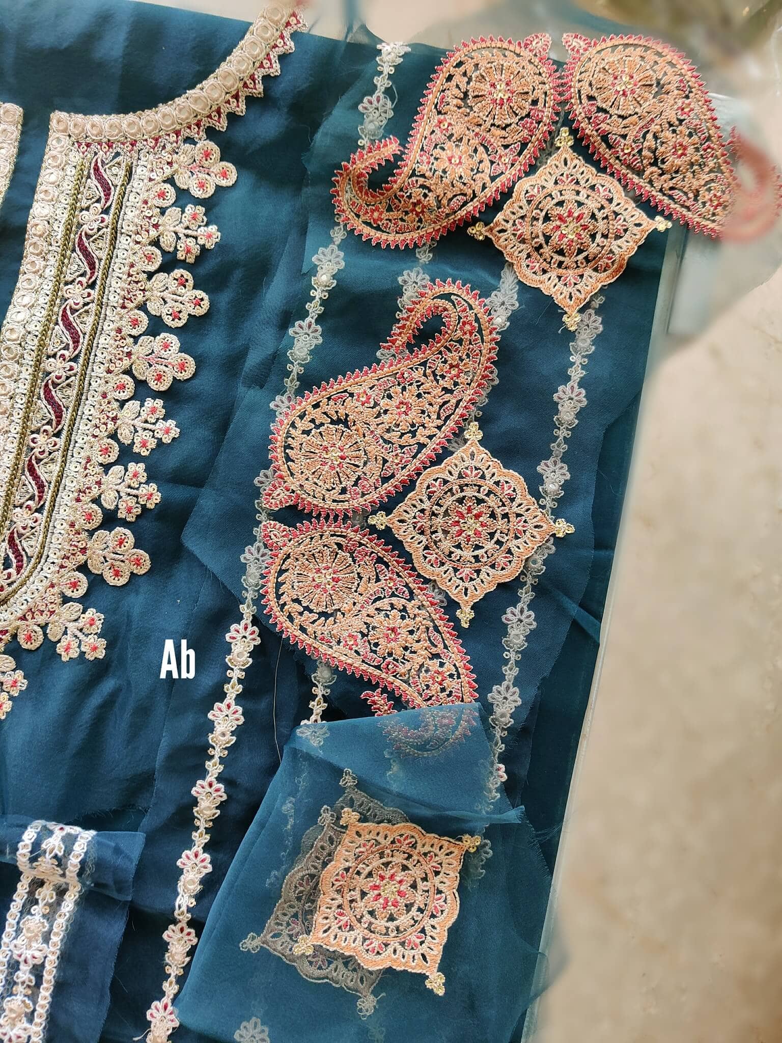 img_open_pic_qalamkar_awwal_boutique