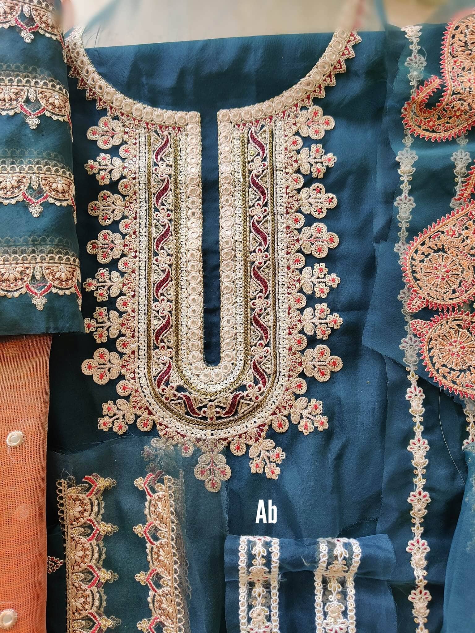 img_open_pic_qalamkar_awwal_boutique