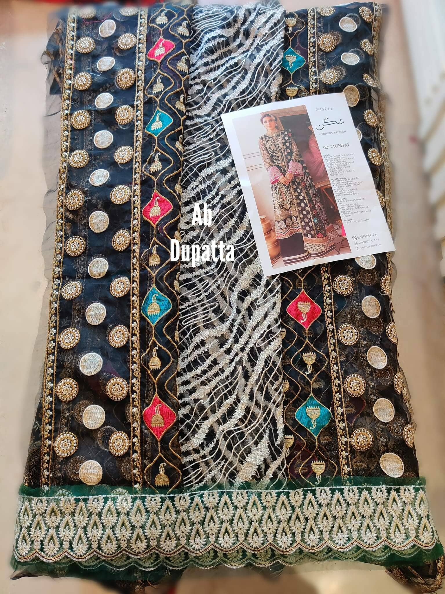 img_open_pics_giselle_awwal_boutique