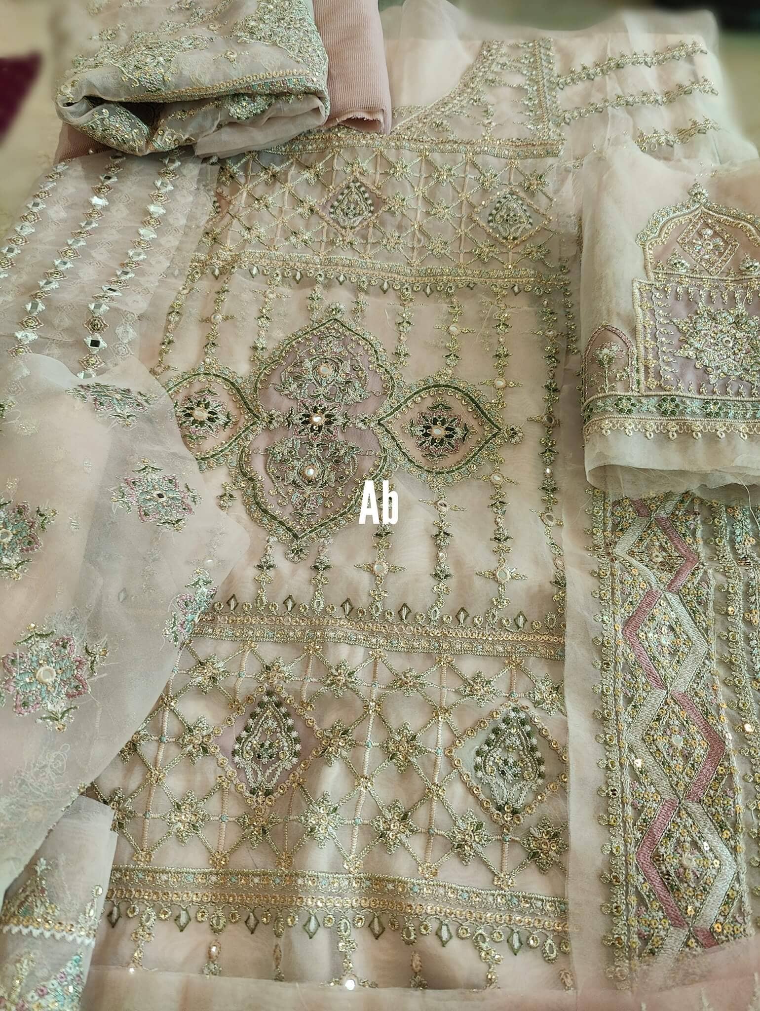 img_open_pic_qalamkar_festive_awwal_boutique