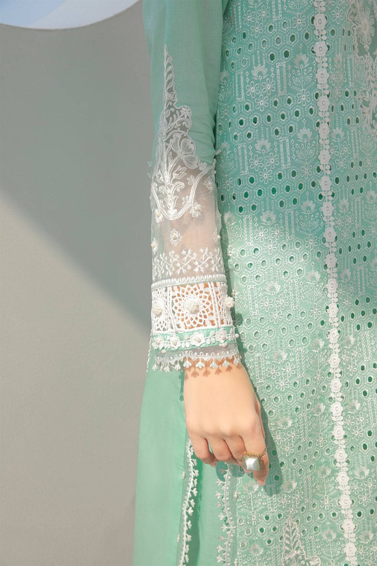 img_baroque_exclsuive_unstitched_lawn_23_awwal_boutique
