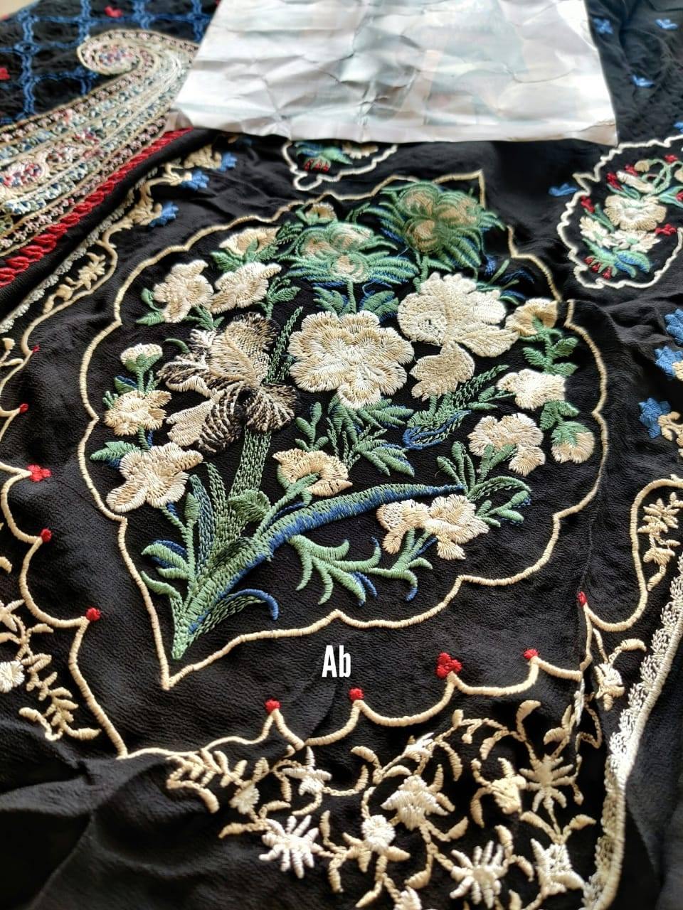 img_open_pics_resham_ghar_awwal_boutique
