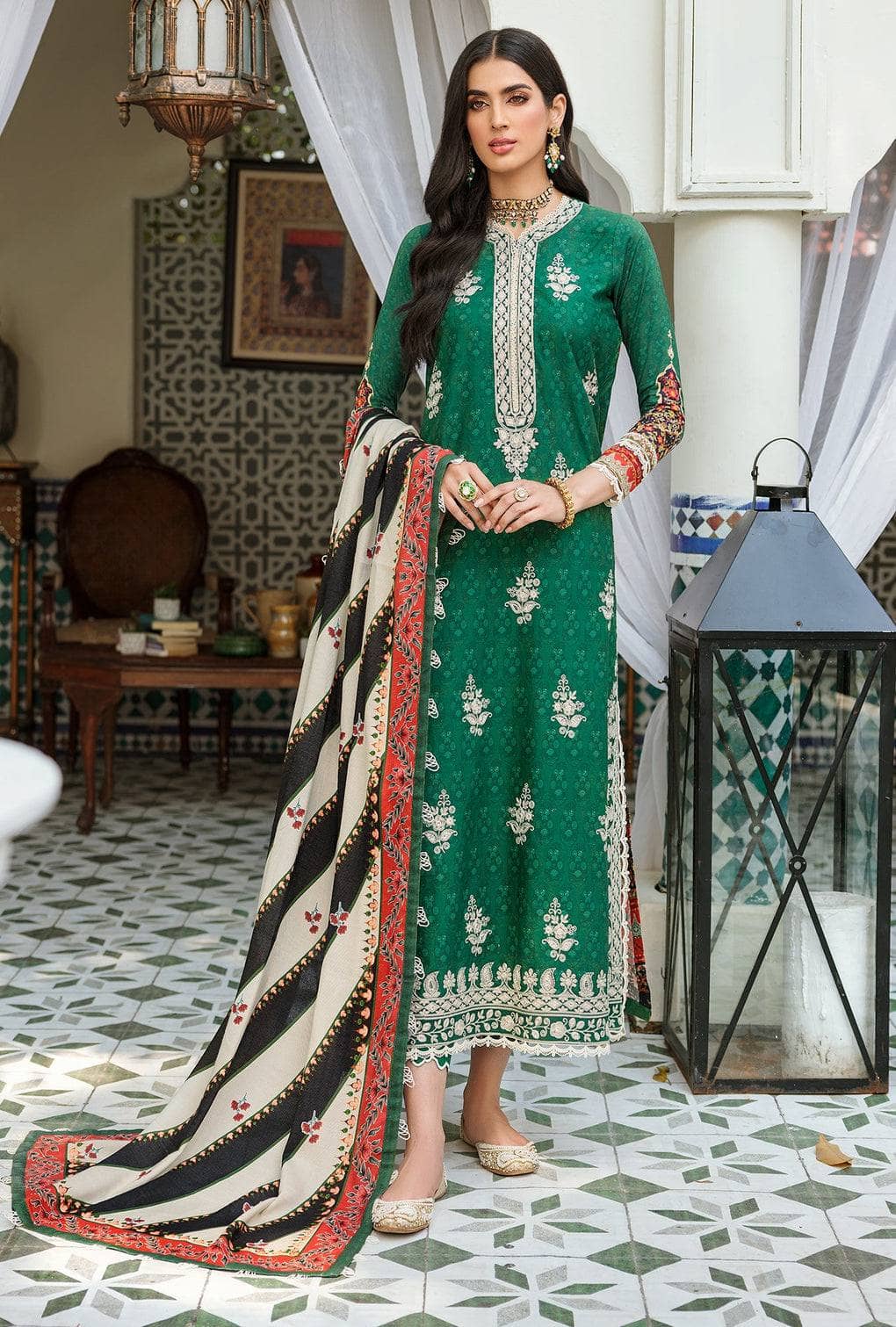 img_saadia_asad_noor_embroidered_Prints_woolen_shawl_awwal_boutique