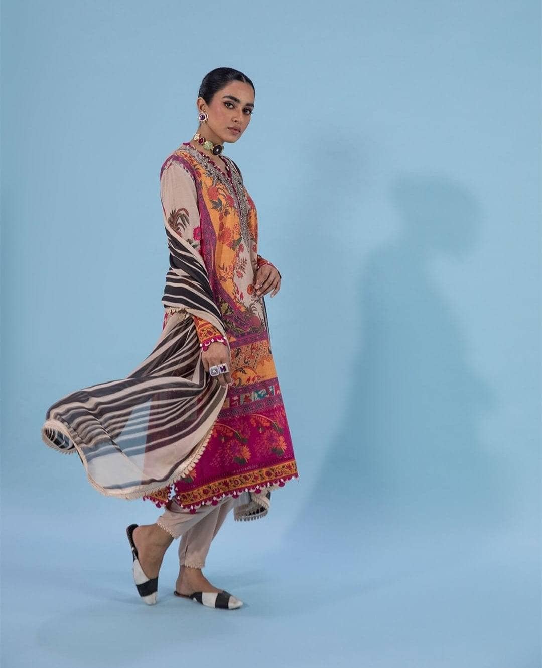 img_sana_safinaz_mahay_lawn_22_awwal_boutique