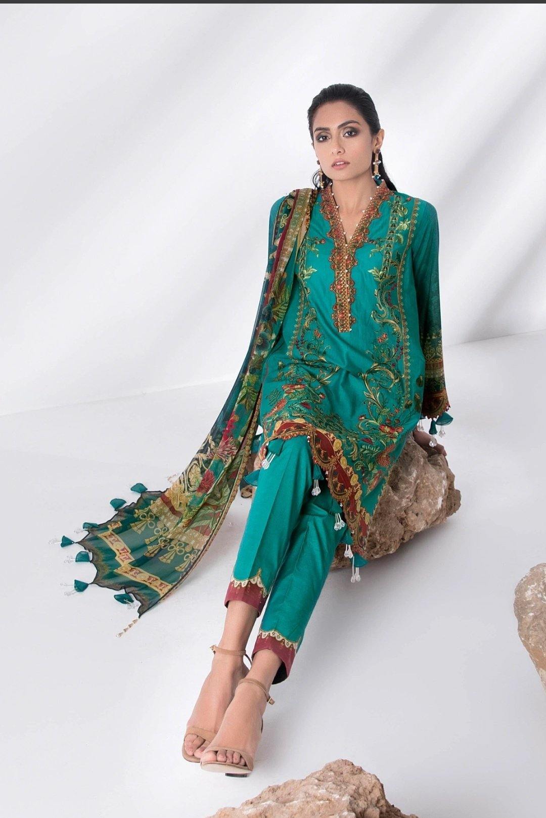 img_sapphire_lawn_collection_2020_awwal_boutique