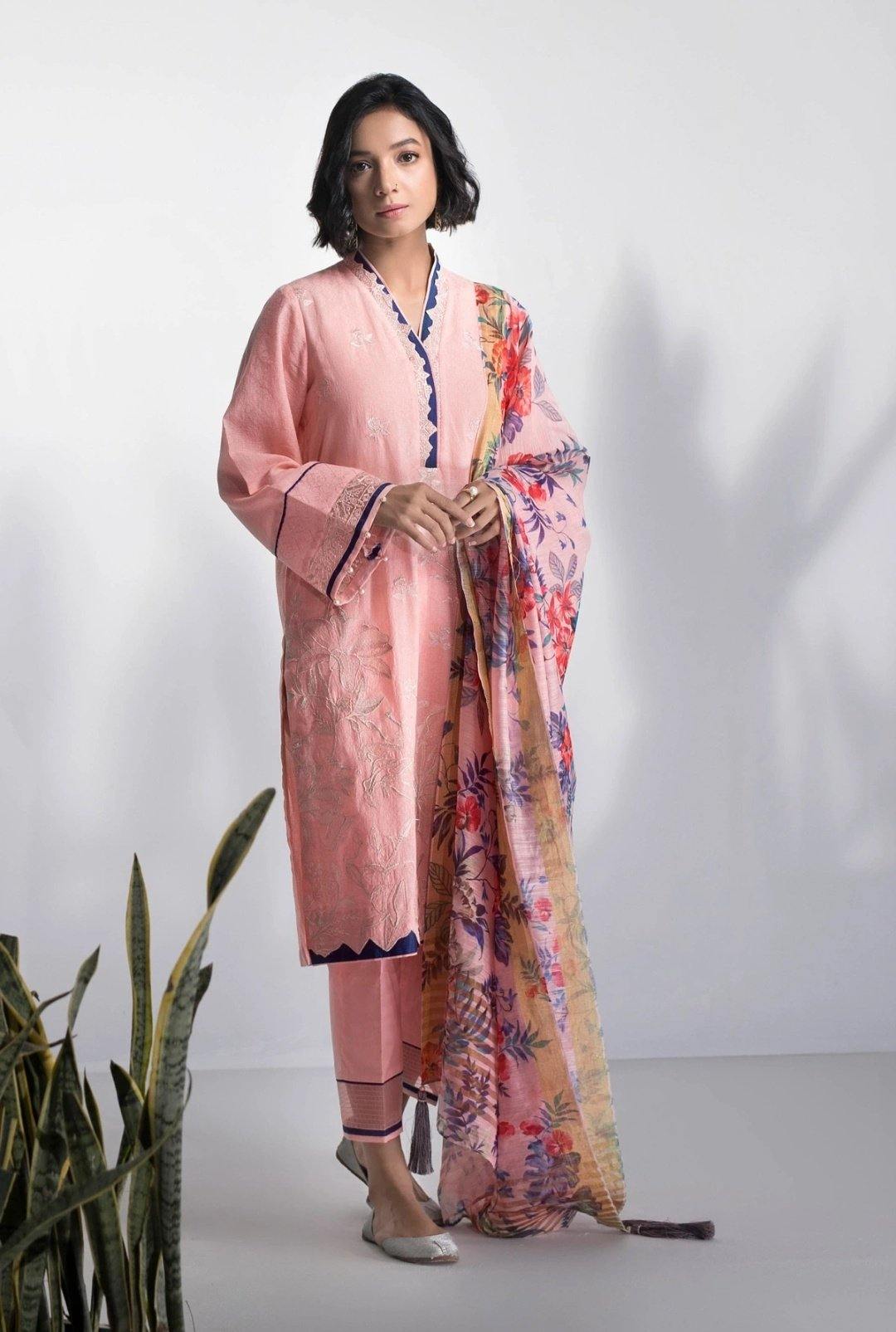 img_sapphire_lawn_collection_2020_awwal_boutique