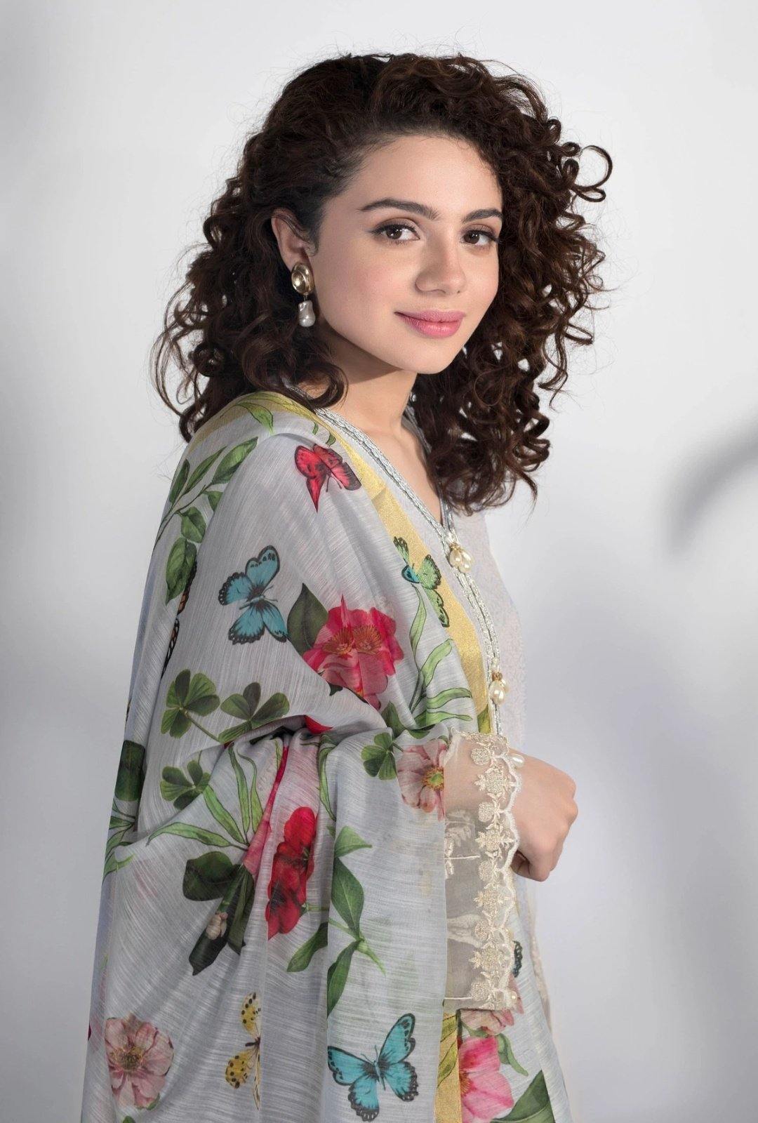 img_sapphire_lawn_collection_2020_awwal_boutique