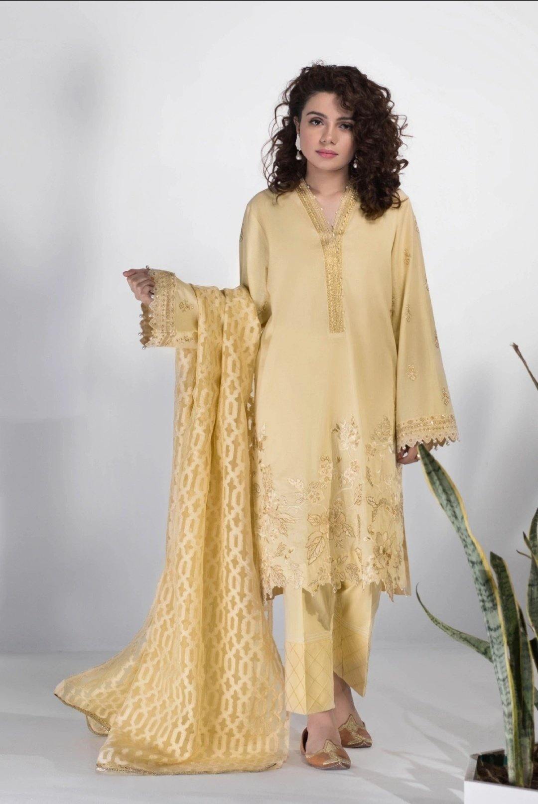 img_sapphire_lawn_collection_2020_awwal_boutique