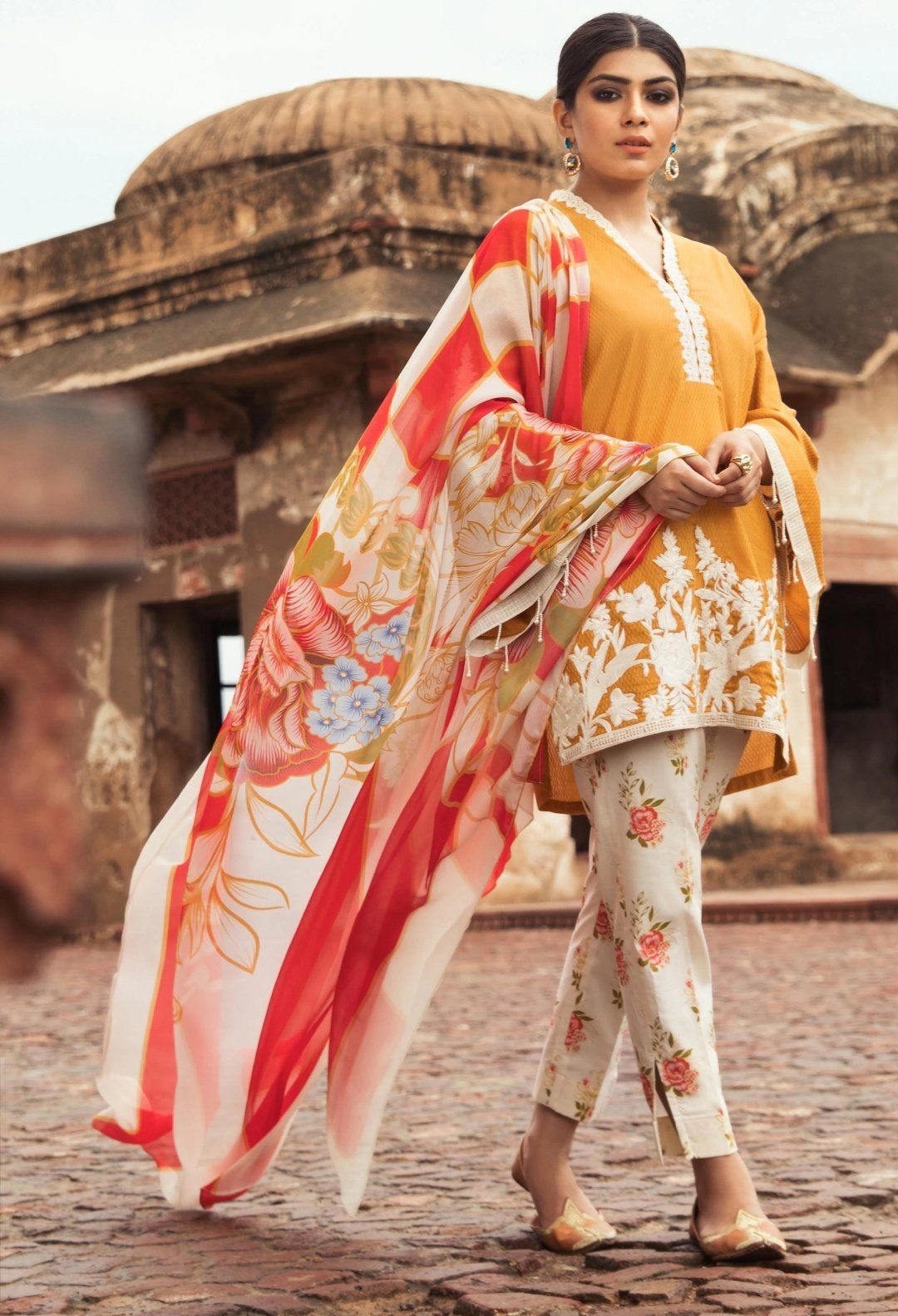 img_sapphire_lawn_collection_2020_awwal_boutique