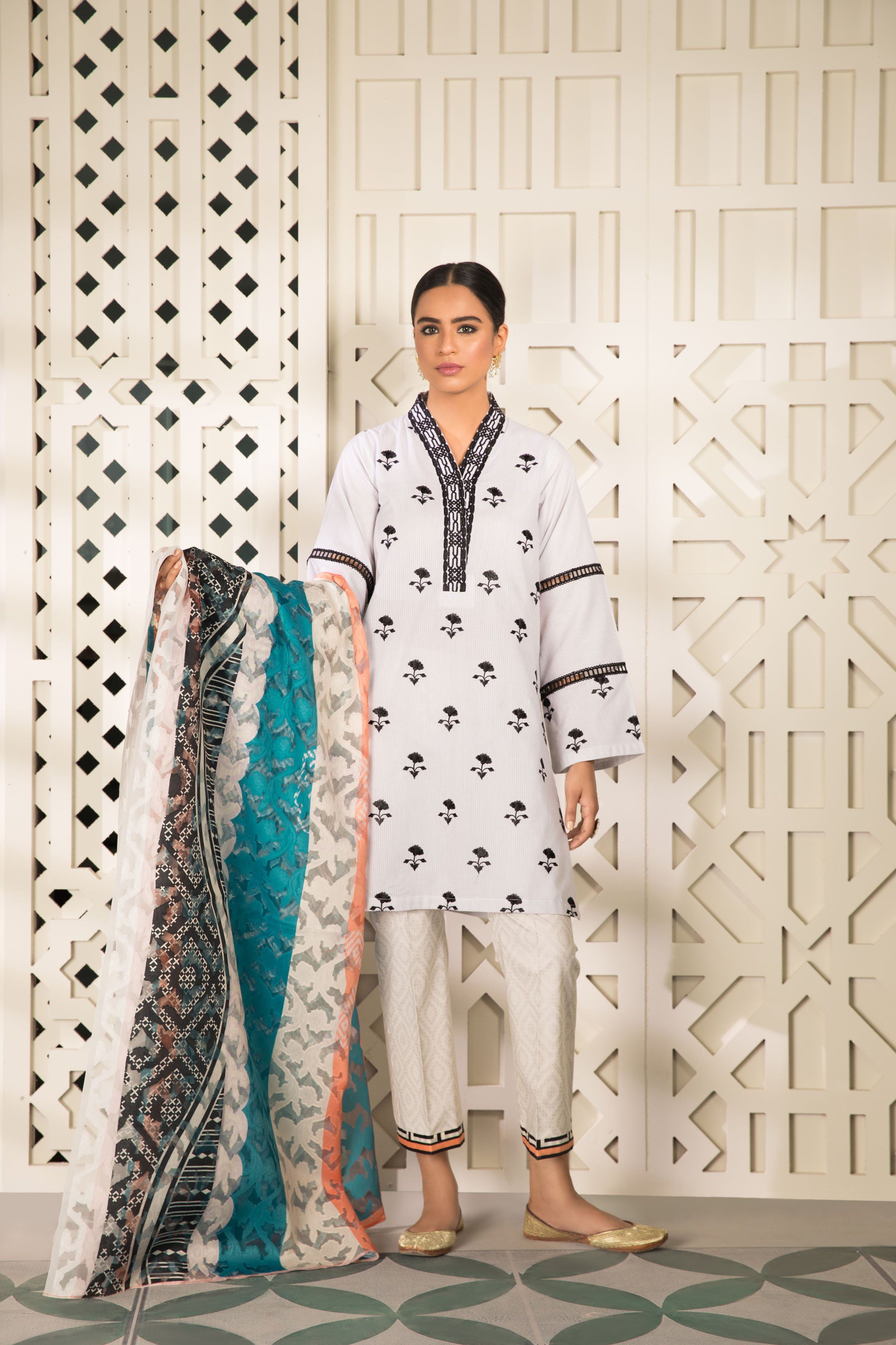 img_sapphire_lawn_collection_2020_awwal_boutique