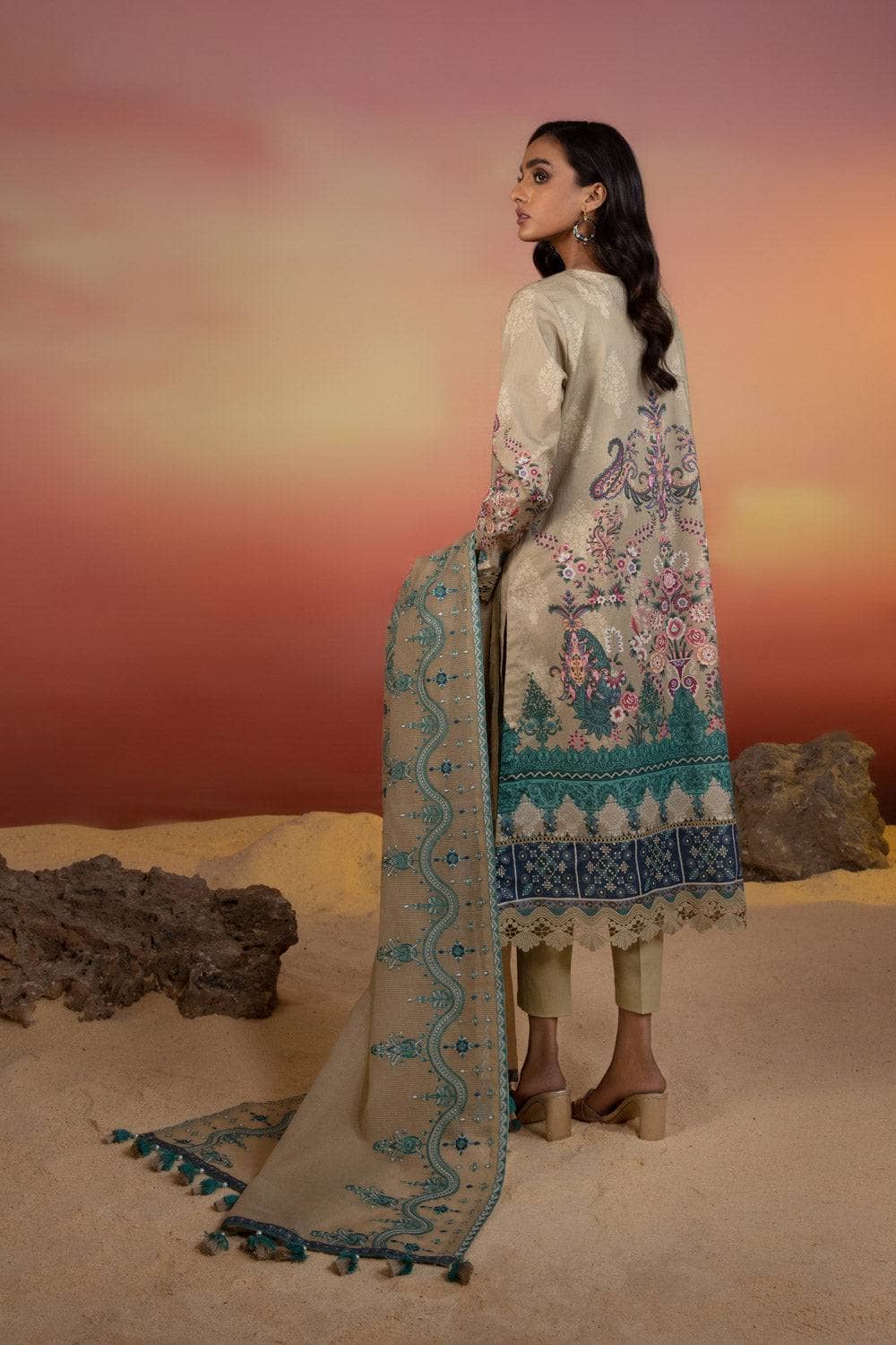 img_sapphire_lawn_22_awwal_boutique
