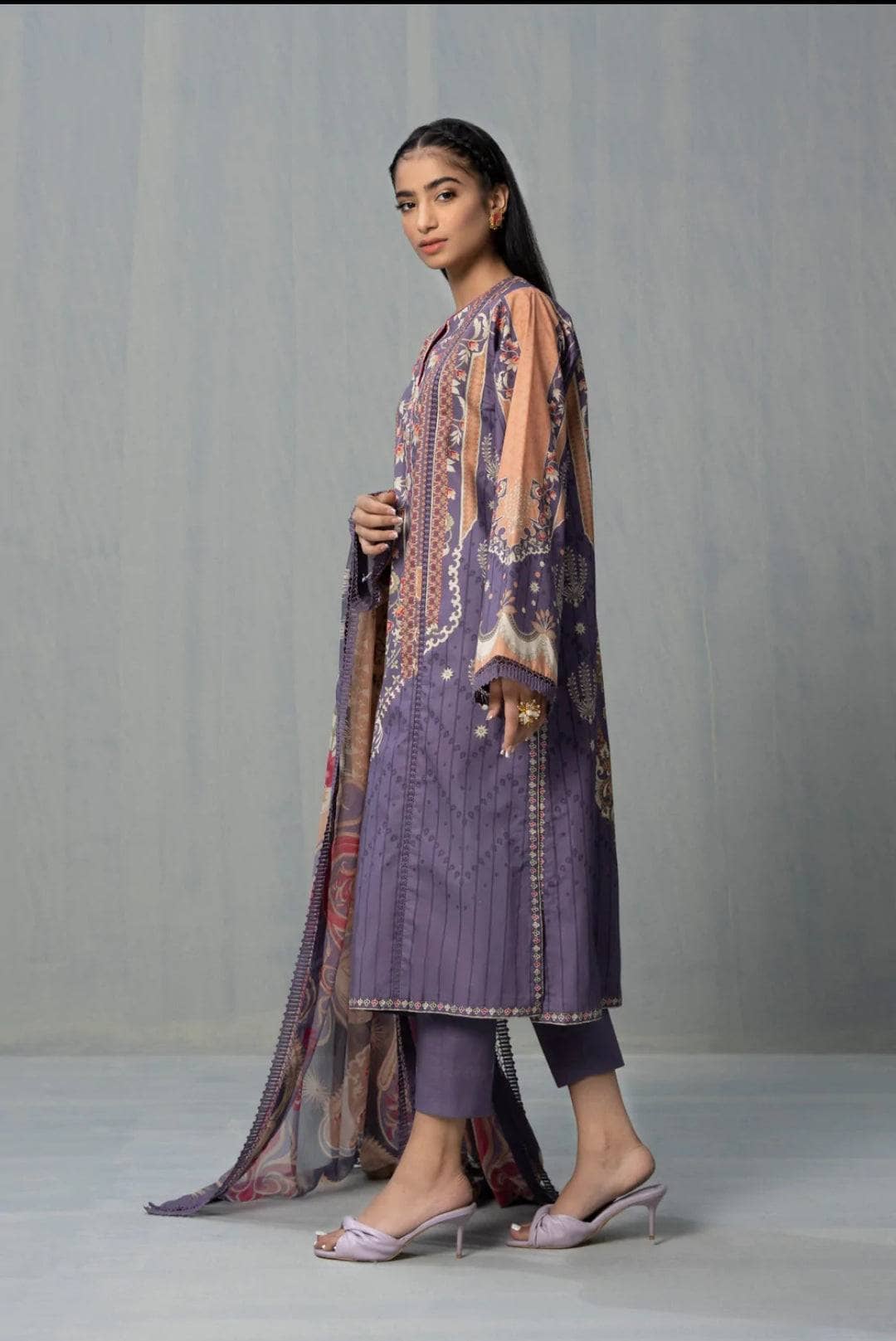img_sapphire_intermix_awwal_boutique