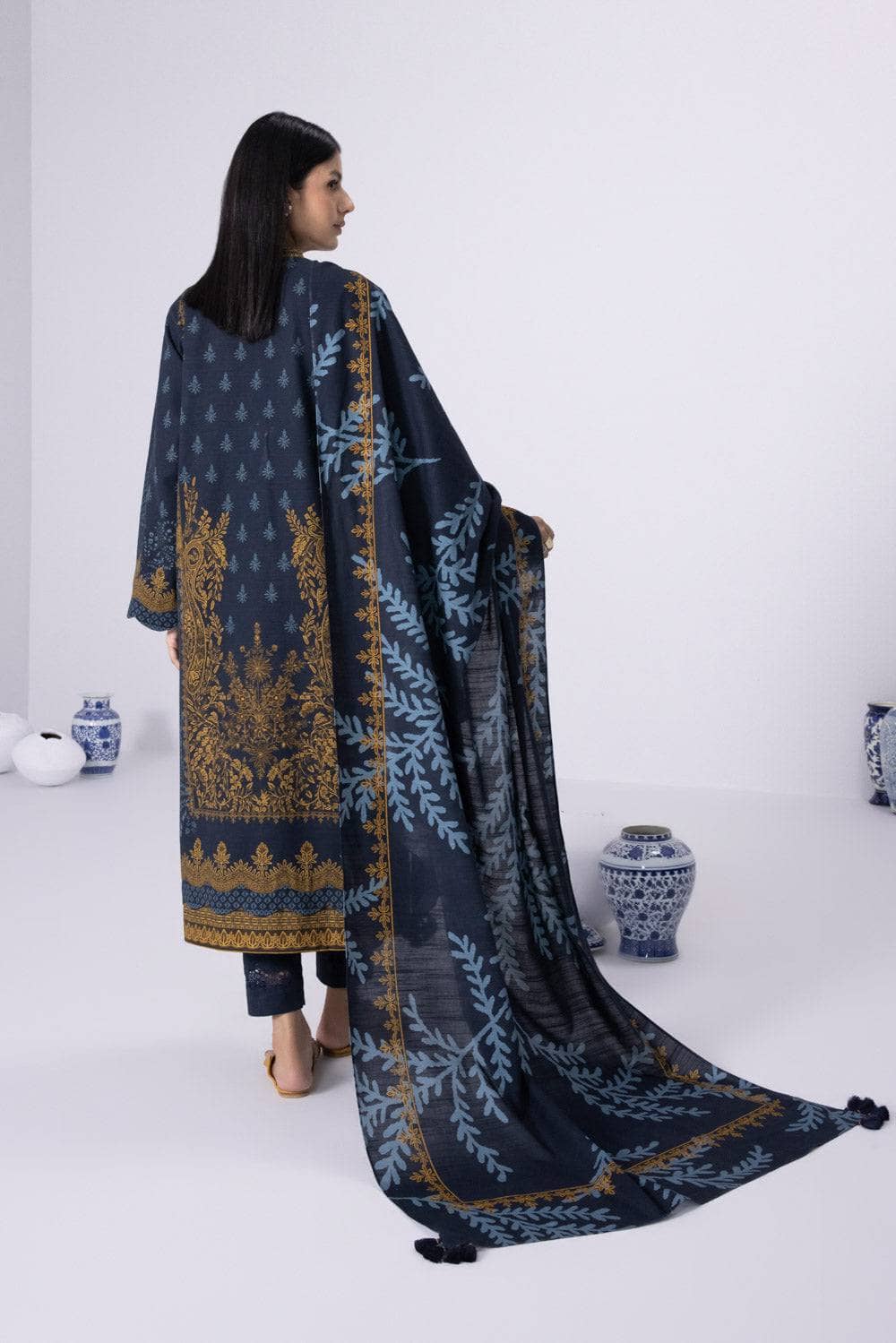 Img_sapphire_khaddar_2022_awwal_boutique