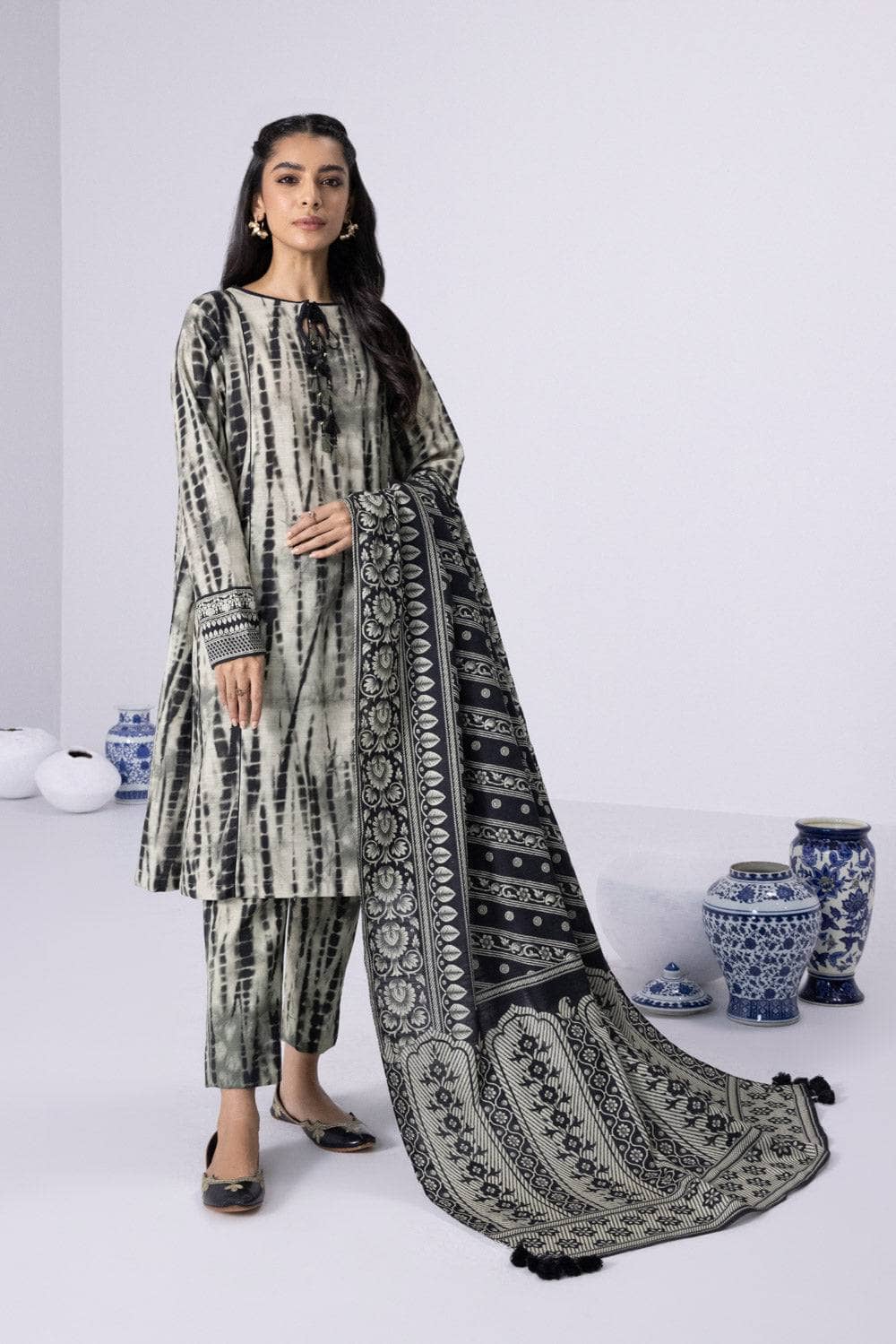 Img_sapphire_khaddar_2022_awwal_boutique