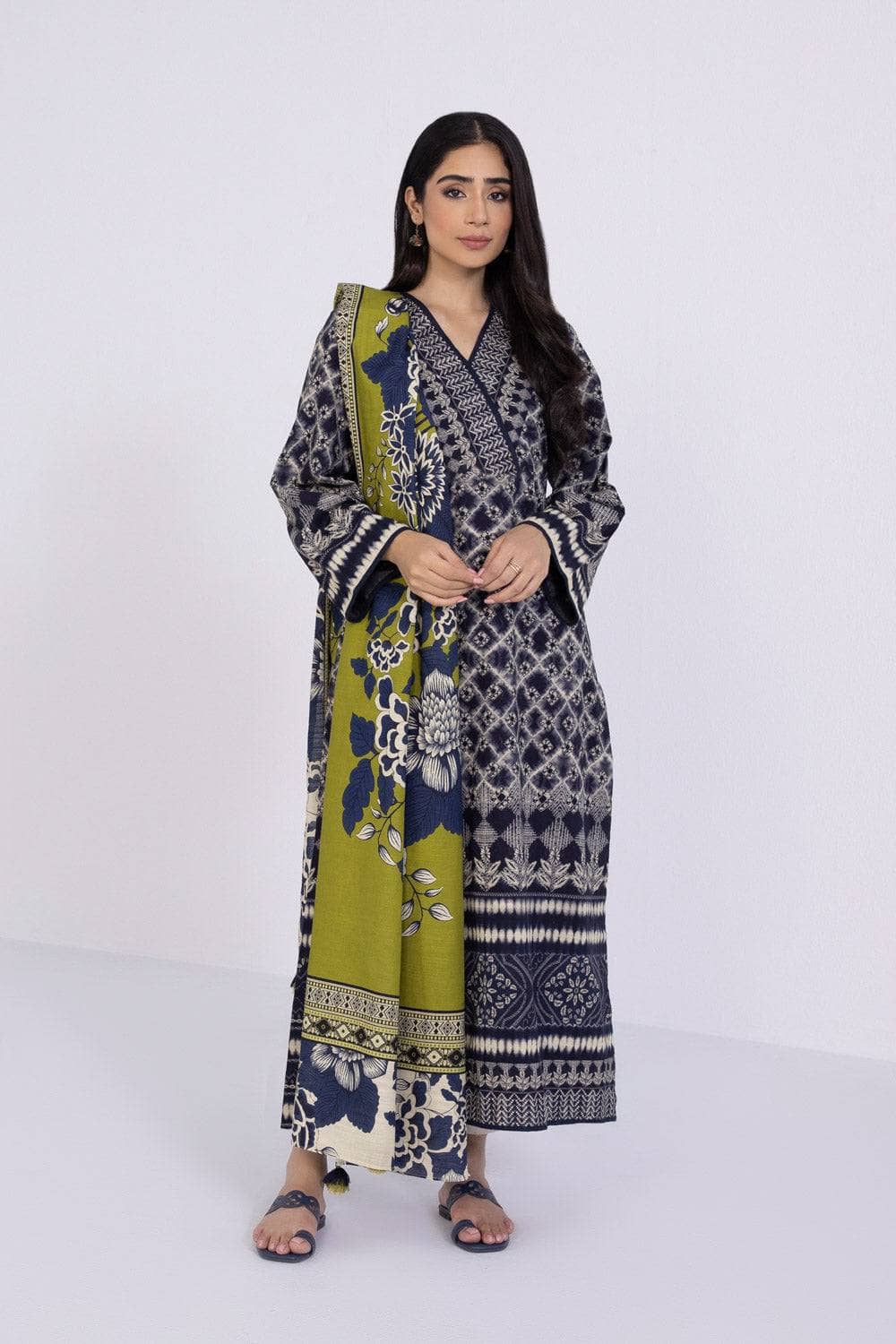 Img_sapphire_khaddar_2022_awwal_boutique