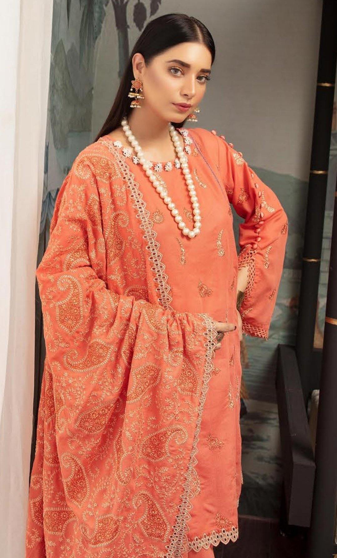 img_shaista_karandi_winter_collection_awwal_boutique