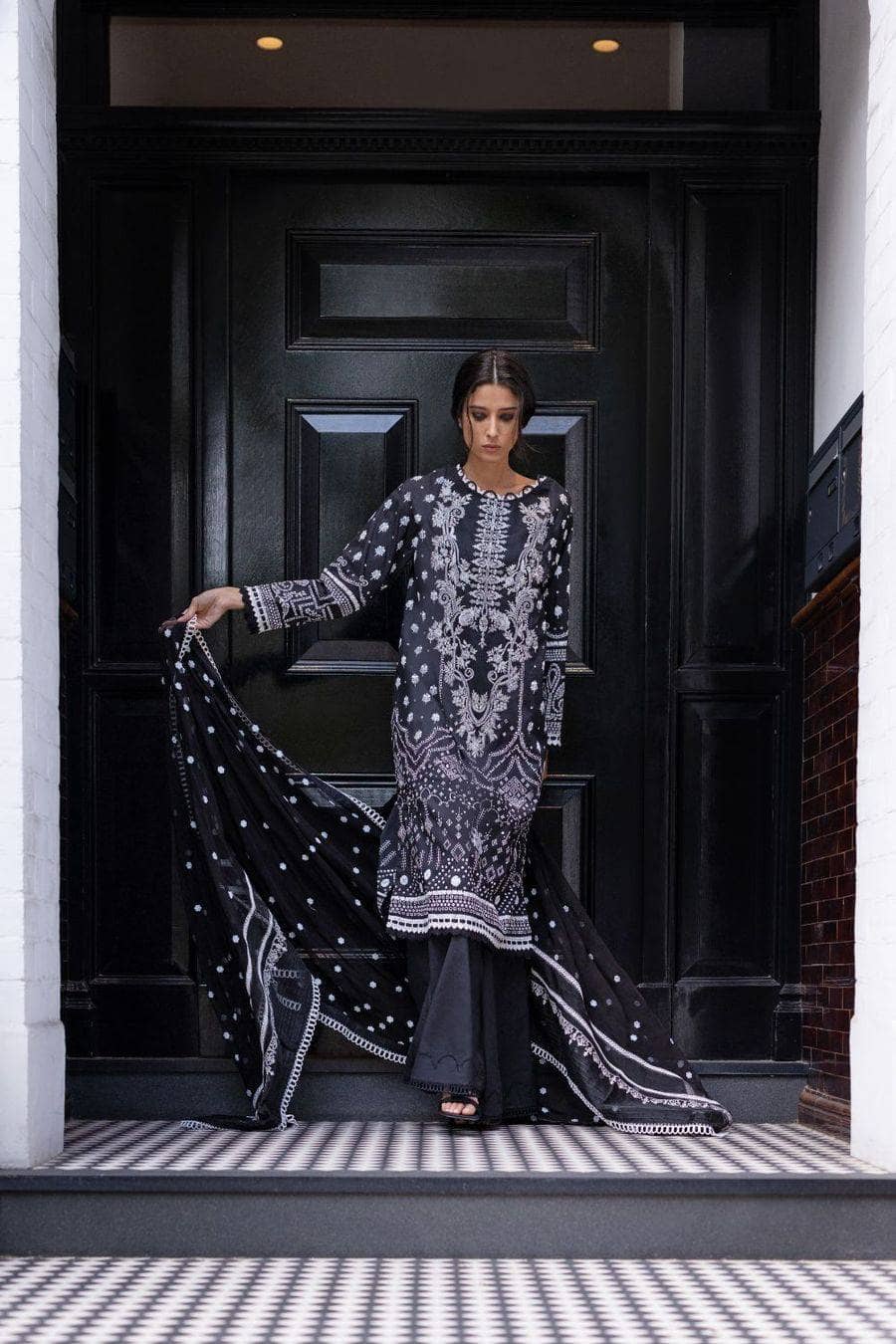 img_sobia_nazir_monochrome_lawn_2021_awwal_boutique