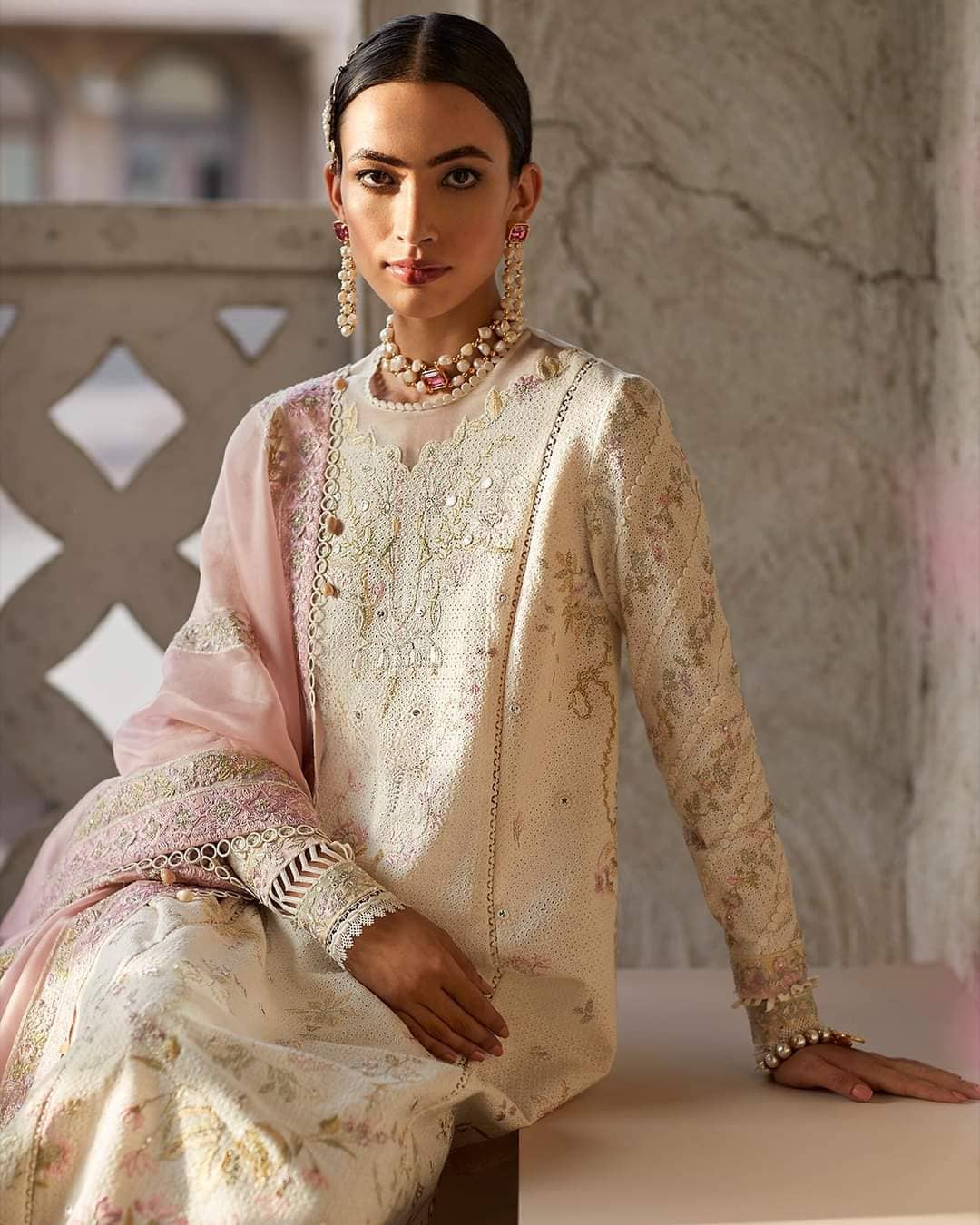 img_suffuse_lawn_collection_22_awwal_boutique