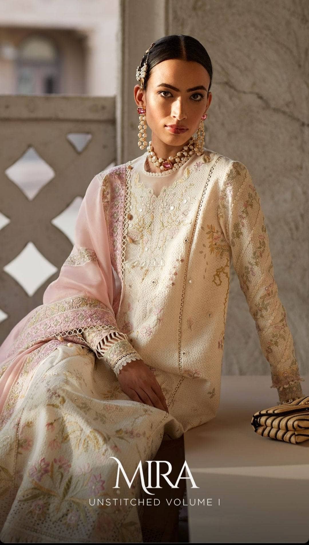 img_suffuse_lawn_collection_22_awwal_boutique