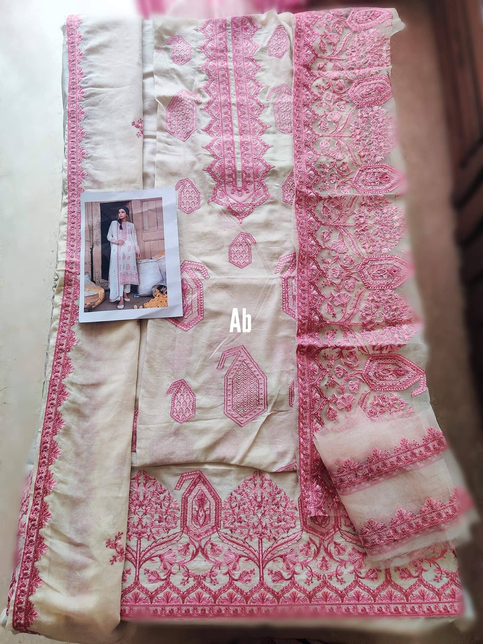 img_open_pic_zaha_lawn_2021_awwal_boutique