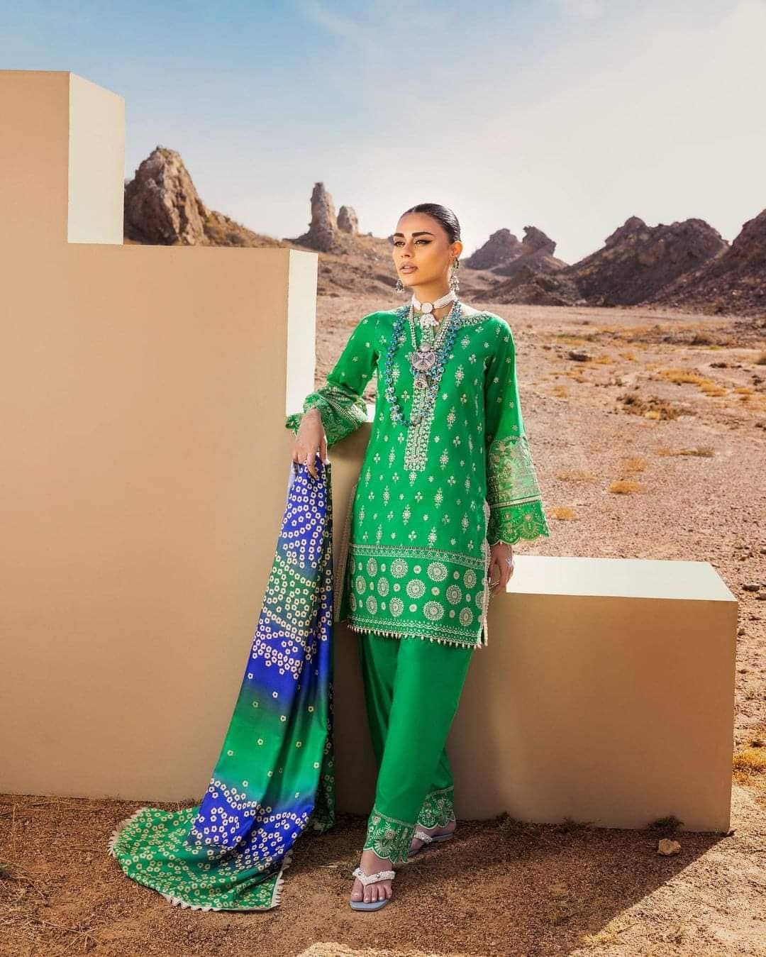 img_zainab_chottani_lawn_23_awwal_boutique