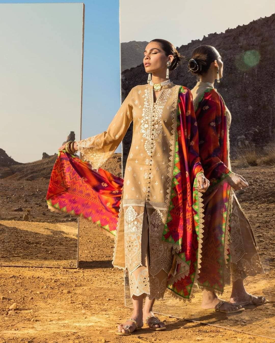 img_zainab_chottani_chikankari_lawn_23_awwal_boutique