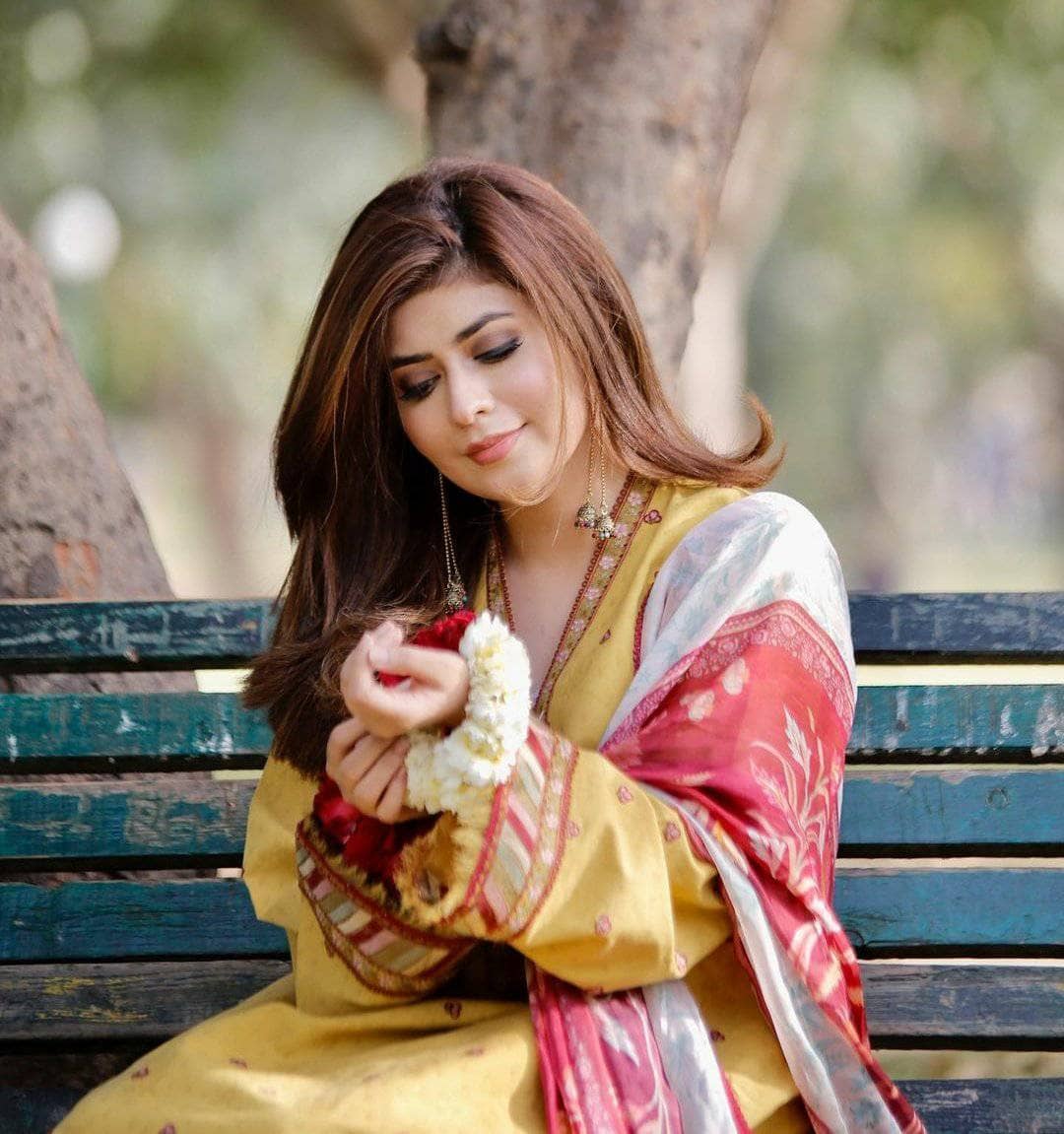 img_spotted_in_zara_shahjahan_lawn_2021_awwal_boutique